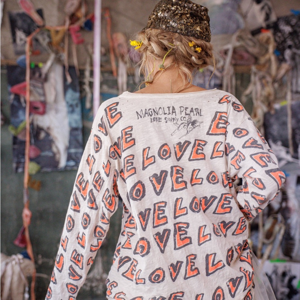 Magnolia Pearl. NWT. ❤️❤️ Cream Long Sleeve Tee with Coral & Black LOVE Print. - Picture 7 of 10